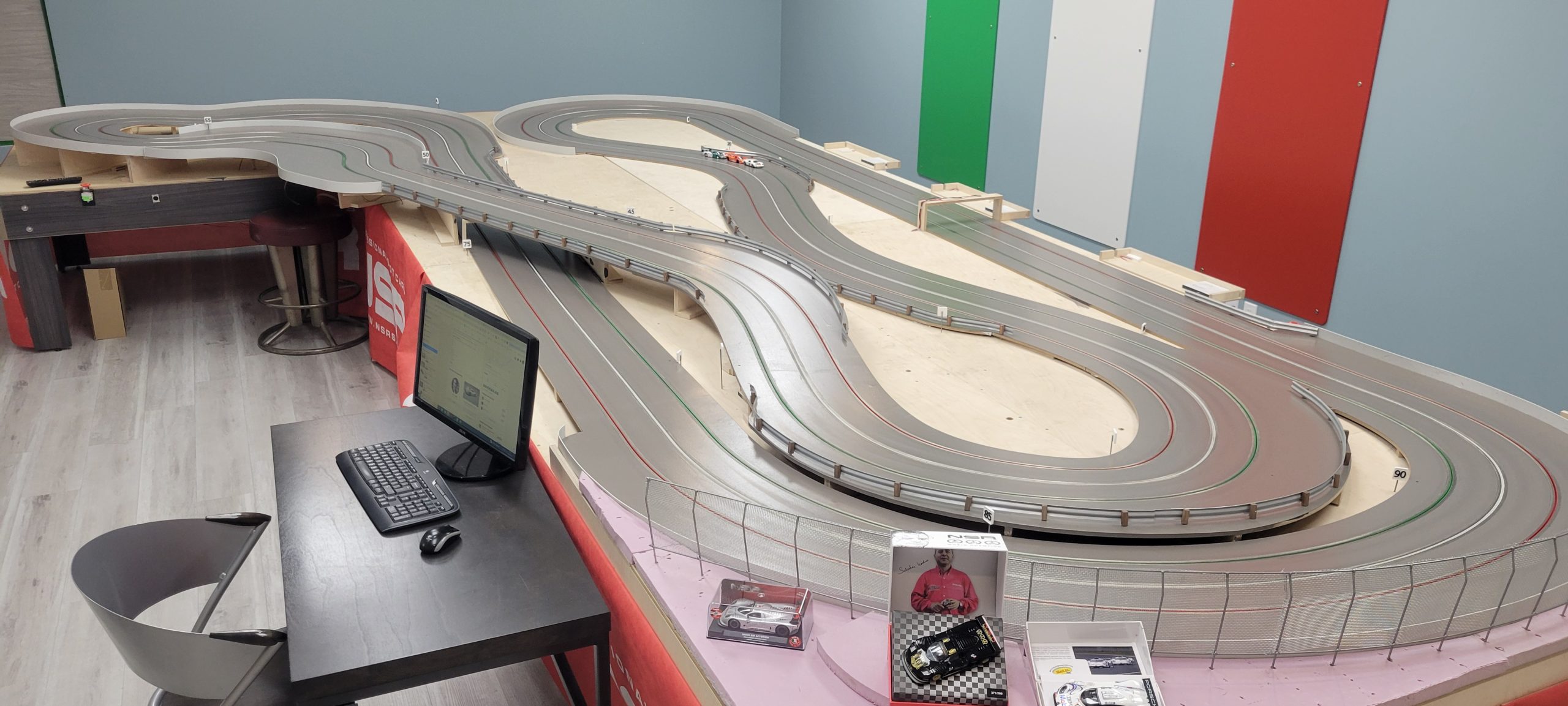 Slot car racing in Granby Quebec / Courses de voitures à sous à Granby Québec